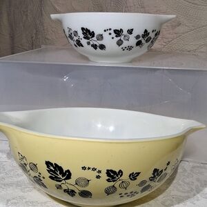 Pyrex Vintage Gooseberry Design Pair Of Bowls.